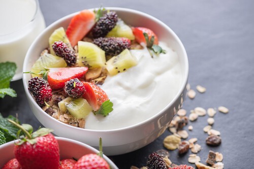 Desayuno saludable: yogur con avena y frutas