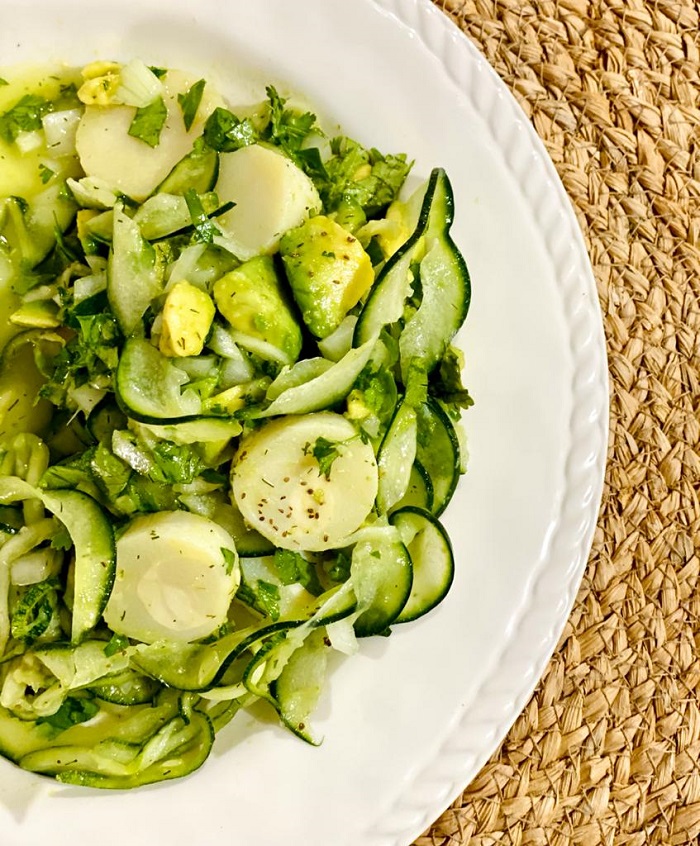 Ensalada refrescante de pepino y aguacate